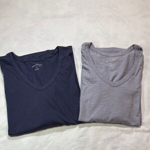 Universal Thread Woman’s Bundle of Two Short Sleeve V-Neck T-Shirts Size 4X GUC